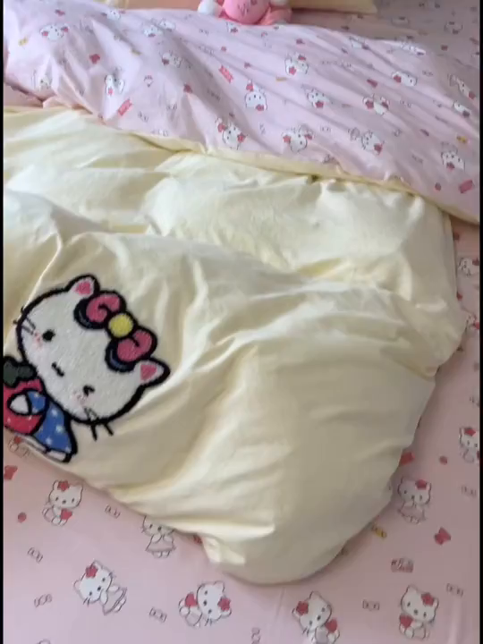 91家纺网 家纺一手货源 找家纺 盼季家纺 2025新款卡通水洗棉毛巾绣四件套 HELLO猫咪-毛巾绣-黄粉