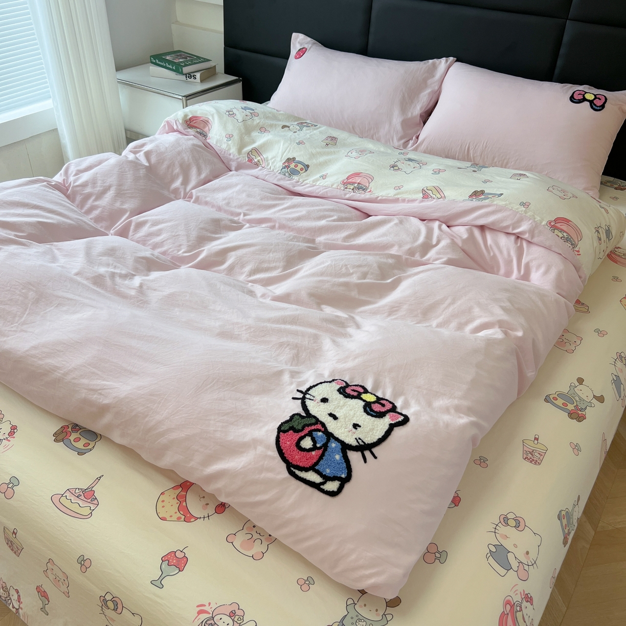 91家纺网 家纺一手货源 找家纺 盼季家纺 2025新款卡通水洗棉毛巾绣四件套 HELLO猫咪-毛巾绣粉白