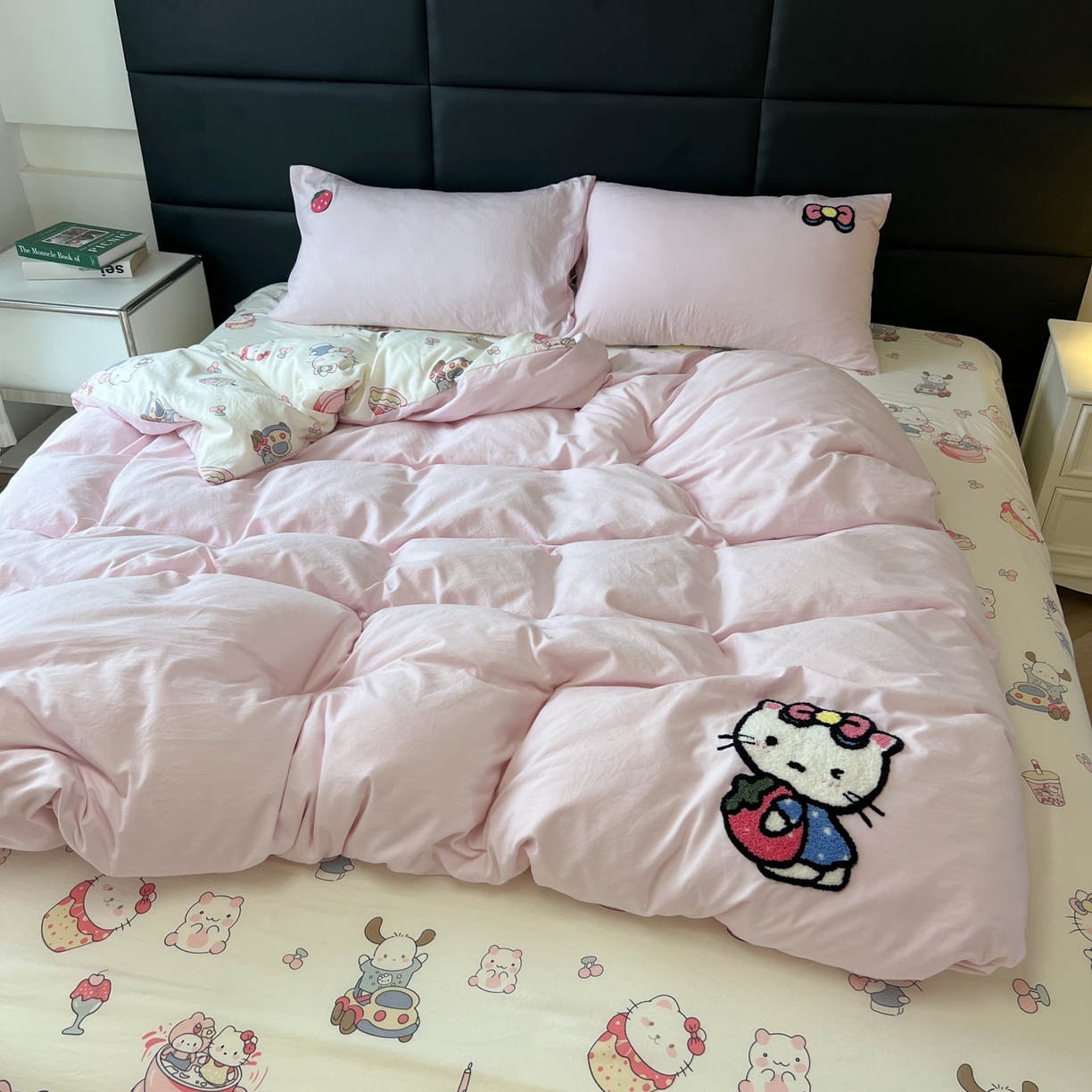 91家纺网 家纺一手货源 找家纺 盼季家纺 2025新款卡通水洗棉毛巾绣四件套 HELLO猫咪-毛巾绣粉白