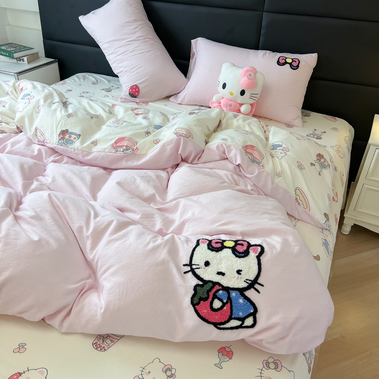 91家纺网 家纺一手货源 找家纺 盼季家纺 2025新款卡通水洗棉毛巾绣四件套 HELLO猫咪-毛巾绣粉白