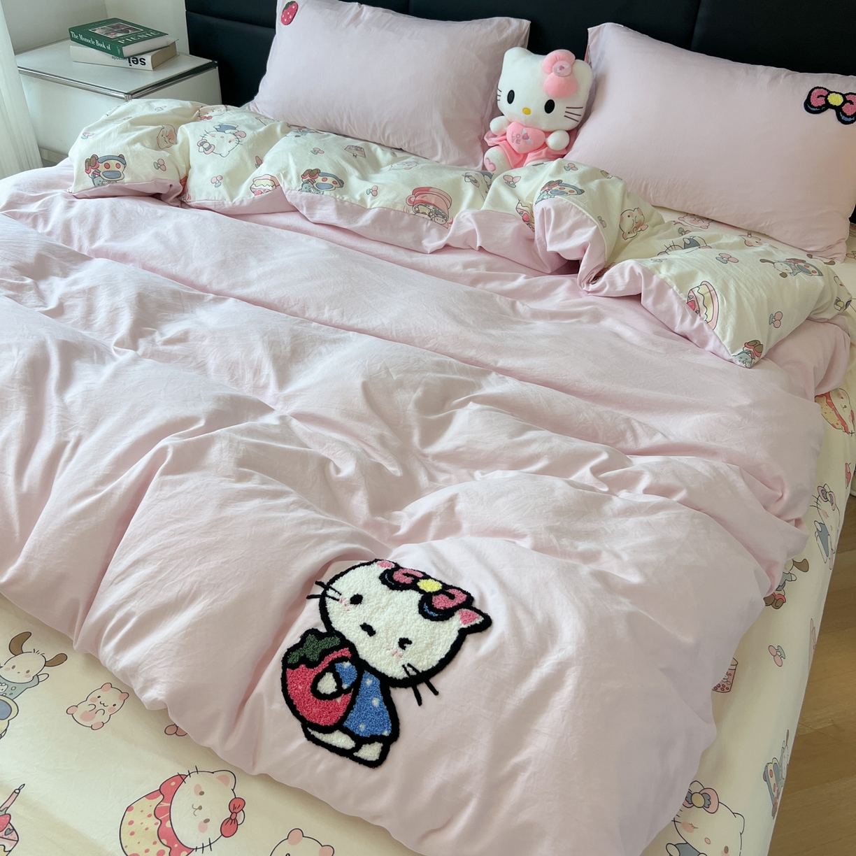 91家纺网 家纺一手货源 找家纺 盼季家纺 2025新款卡通水洗棉毛巾绣四件套 HELLO猫咪-毛巾绣粉白