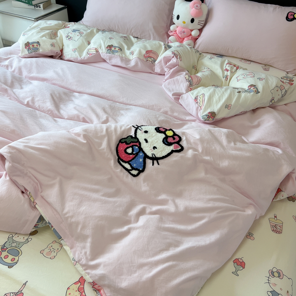 91家纺网 家纺一手货源 找家纺 盼季家纺 2025新款卡通水洗棉毛巾绣四件套 HELLO猫咪-毛巾绣粉白