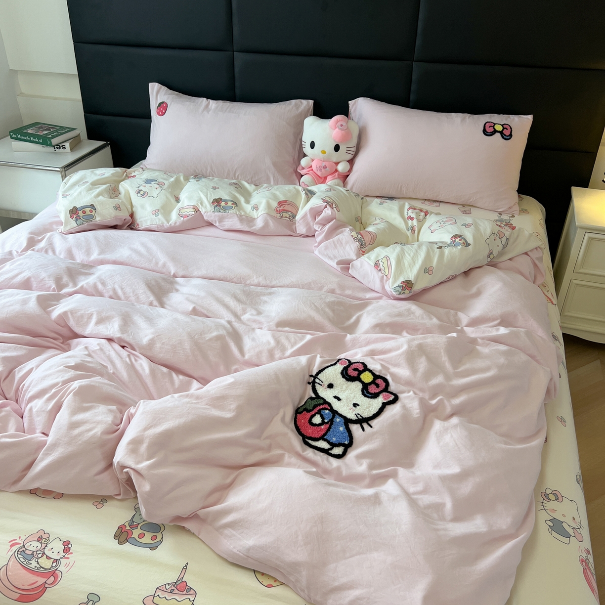 91家纺网 家纺一手货源 找家纺 盼季家纺 2025新款卡通水洗棉毛巾绣四件套 HELLO猫咪-毛巾绣粉白