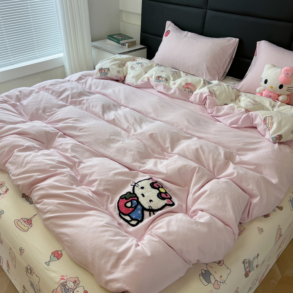 91家纺网 家纺一手货源 找家纺 盼季家纺 2025新款卡通水洗棉毛巾绣四件套 HELLO猫咪-毛巾绣粉白