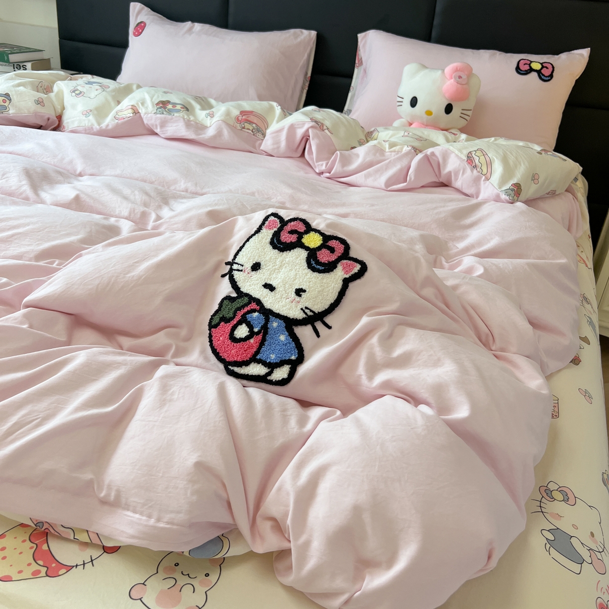 91家纺网 家纺一手货源 找家纺 盼季家纺 2025新款卡通水洗棉毛巾绣四件套 HELLO猫咪-毛巾绣粉白