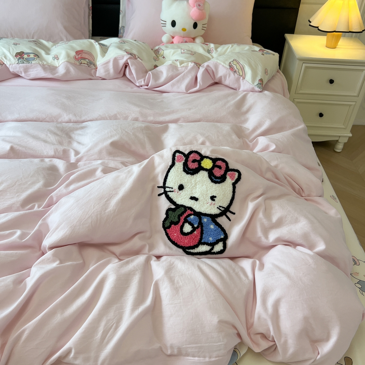 91家纺网 家纺一手货源 找家纺 盼季家纺 2025新款卡通水洗棉毛巾绣四件套 HELLO猫咪-毛巾绣粉白