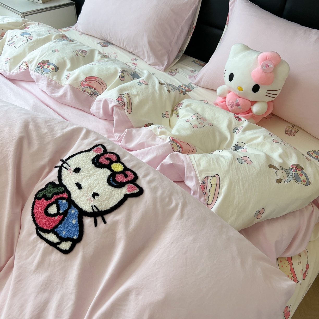91家纺网 家纺一手货源 找家纺 盼季家纺 2025新款卡通水洗棉毛巾绣四件套 HELLO猫咪-毛巾绣粉白