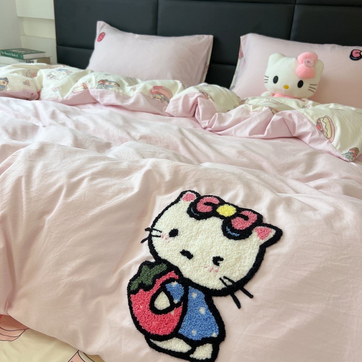 91家纺网 家纺一手货源 找家纺 盼季家纺 2025新款卡通水洗棉毛巾绣四件套 HELLO猫咪-毛巾绣粉白