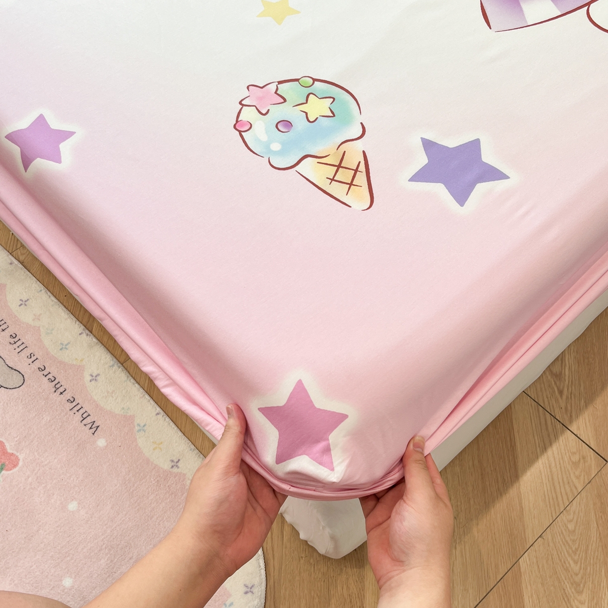 91家纺网 家纺一手货源 找家纺 暮思家居 2025新款正版授权三丽鸥大阪全棉数码印花纯棉单品床笠床笠单件单床笠（专版花型） 棉A版-炫彩库洛米