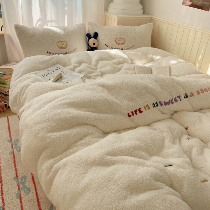 91家纺网 家纺一手货源 找家纺 （总）盼季家纺 2025新款小清新羊羔绒四件套加厚牛奶绒保暖床单被套宿舍三件套