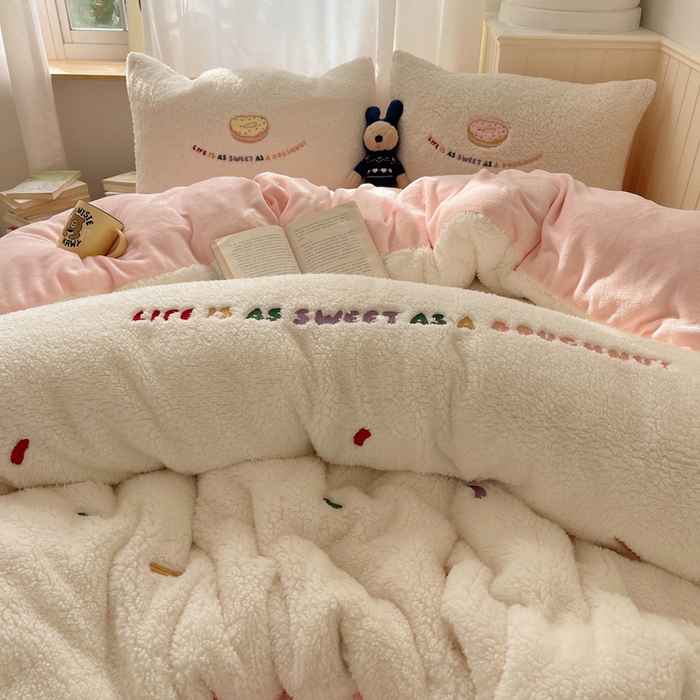 91家纺网 家纺一手货源 找家纺 （总）盼季家纺 2025新款小清新羊羔绒四件套加厚牛奶绒保暖床单被套宿舍三件套