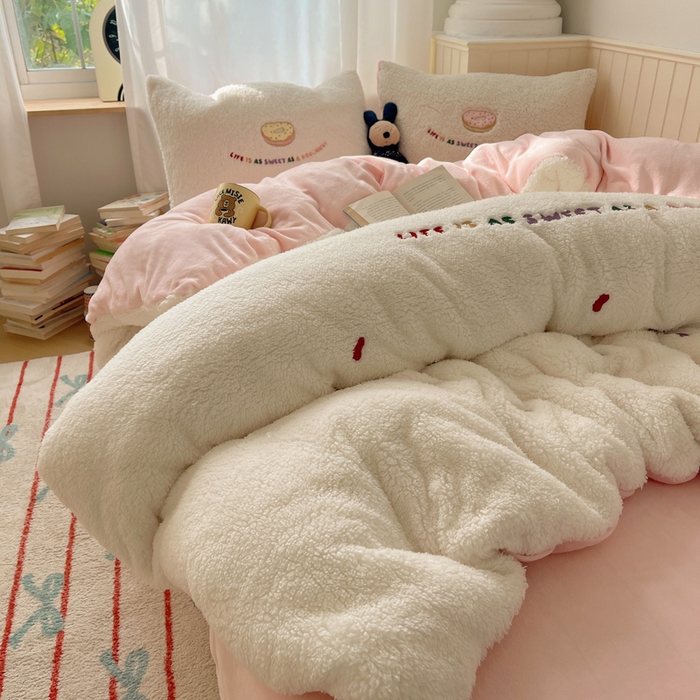 91家纺网 家纺一手货源 找家纺 （总）盼季家纺 2025新款小清新羊羔绒四件套加厚牛奶绒保暖床单被套宿舍三件套