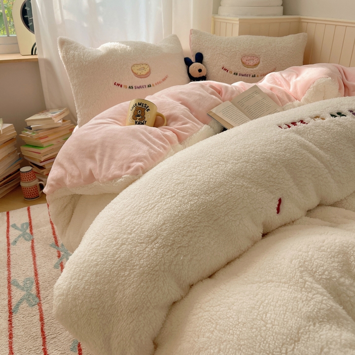91家纺网 家纺一手货源 找家纺 （总）盼季家纺 2025新款小清新羊羔绒四件套加厚牛奶绒保暖床单被套宿舍三件套