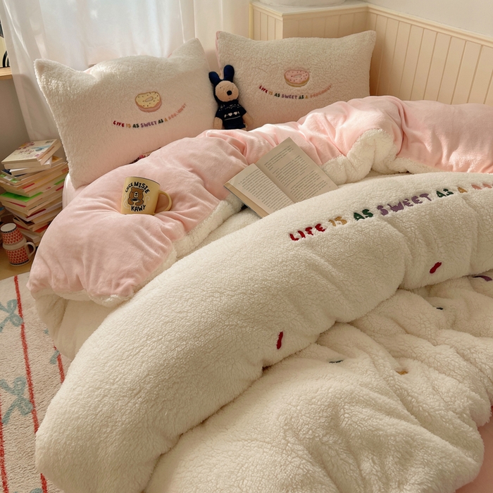 91家纺网 家纺一手货源 找家纺 （总）盼季家纺 2025新款小清新羊羔绒四件套加厚牛奶绒保暖床单被套宿舍三件套