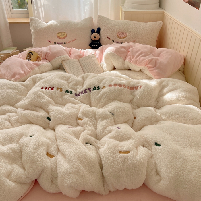 91家纺网 家纺一手货源 找家纺 （总）盼季家纺 2025新款小清新羊羔绒四件套加厚牛奶绒保暖床单被套宿舍三件套