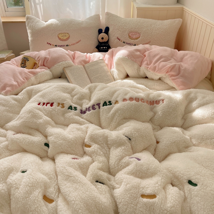 91家纺网 家纺一手货源 找家纺 （总）盼季家纺 2025新款小清新羊羔绒四件套加厚牛奶绒保暖床单被套宿舍三件套