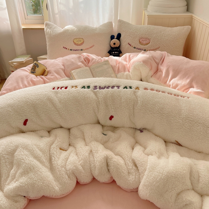 盼季家纺 2025新款小清新羊羔绒四件套加厚牛奶绒保暖床单被套宿舍三件套 羊羔绒甜甜圈-奶粉