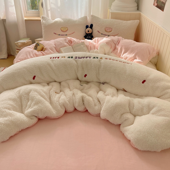 91家纺网 家纺一手货源 找家纺 盼季家纺 2025新款小清新羊羔绒四件套加厚牛奶绒保暖床单被套宿舍三件套 羊羔绒甜甜圈-奶粉