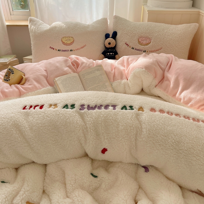 91家纺网 家纺一手货源 找家纺 盼季家纺 2025新款小清新羊羔绒四件套加厚牛奶绒保暖床单被套宿舍三件套 羊羔绒甜甜圈-奶粉