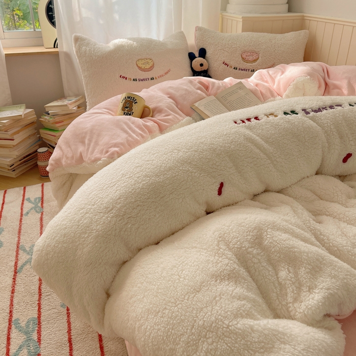 91家纺网 家纺一手货源 找家纺 盼季家纺 2025新款小清新羊羔绒四件套加厚牛奶绒保暖床单被套宿舍三件套 羊羔绒甜甜圈-奶粉