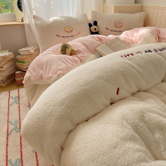 91家纺网 家纺一手货源 找家纺 盼季家纺 2025新款小清新羊羔绒四件套加厚牛奶绒保暖床单被套宿舍三件套 羊羔绒甜甜圈-奶粉
