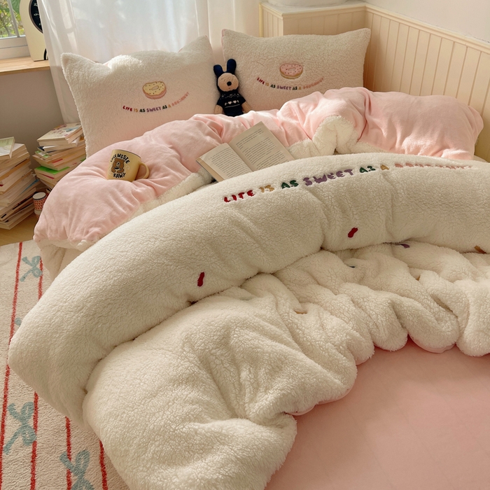 91家纺网 家纺一手货源 找家纺 盼季家纺 2025新款小清新羊羔绒四件套加厚牛奶绒保暖床单被套宿舍三件套 羊羔绒甜甜圈-奶粉