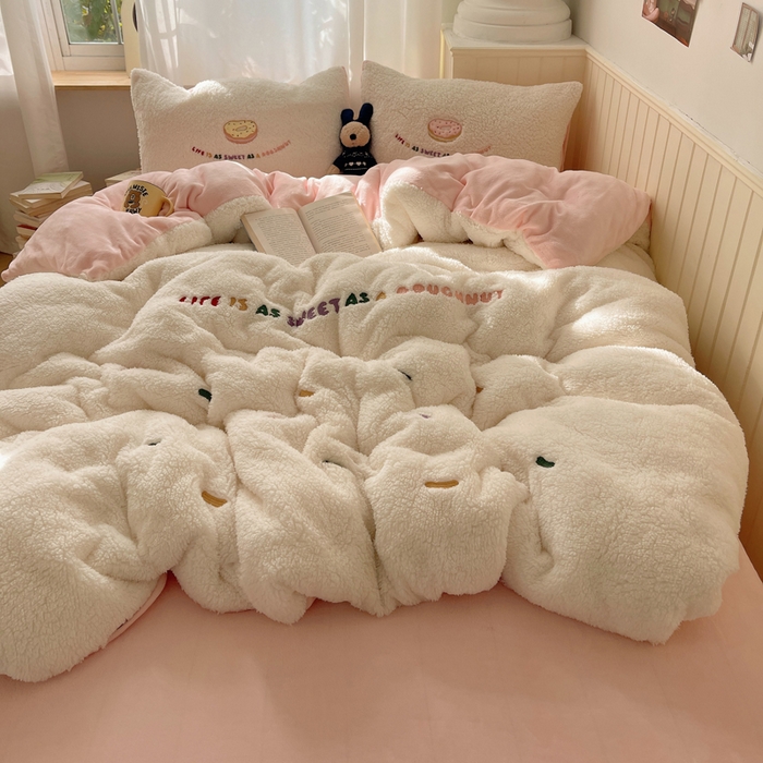 91家纺网 家纺一手货源 找家纺 盼季家纺 2025新款小清新羊羔绒四件套加厚牛奶绒保暖床单被套宿舍三件套 羊羔绒甜甜圈-奶粉