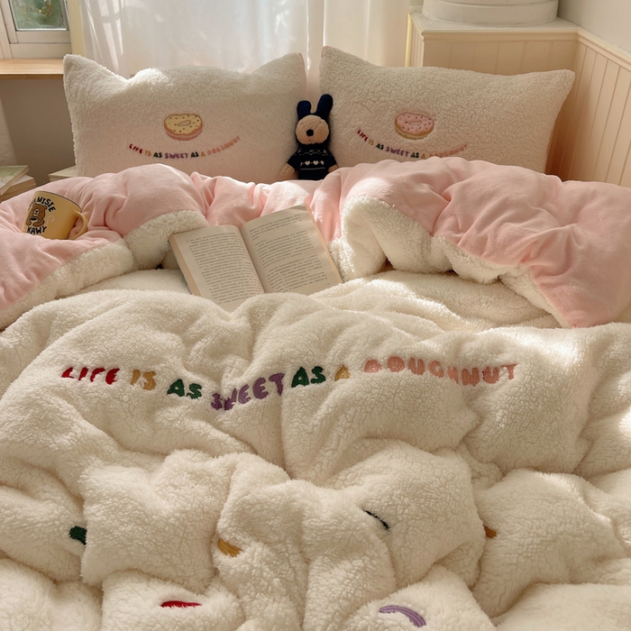 91家纺网 家纺一手货源 找家纺 盼季家纺 2025新款小清新羊羔绒四件套加厚牛奶绒保暖床单被套宿舍三件套 羊羔绒甜甜圈-奶粉