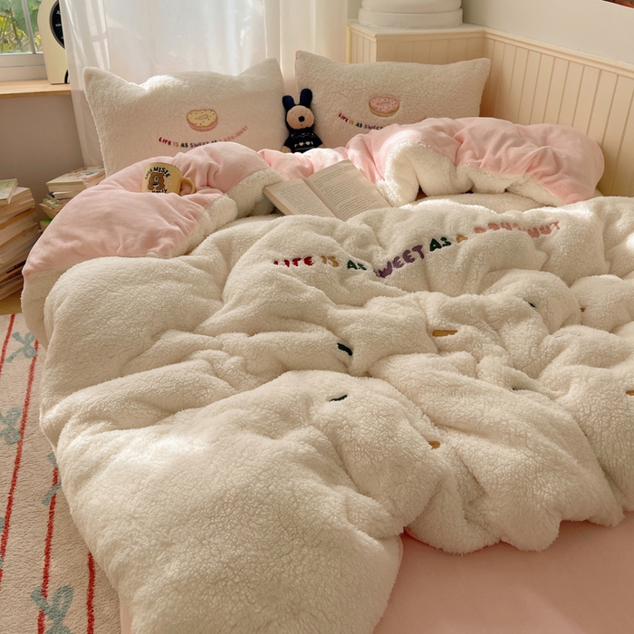 91家纺网 家纺一手货源 找家纺 盼季家纺 2025新款小清新羊羔绒四件套加厚牛奶绒保暖床单被套宿舍三件套 羊羔绒甜甜圈-奶粉