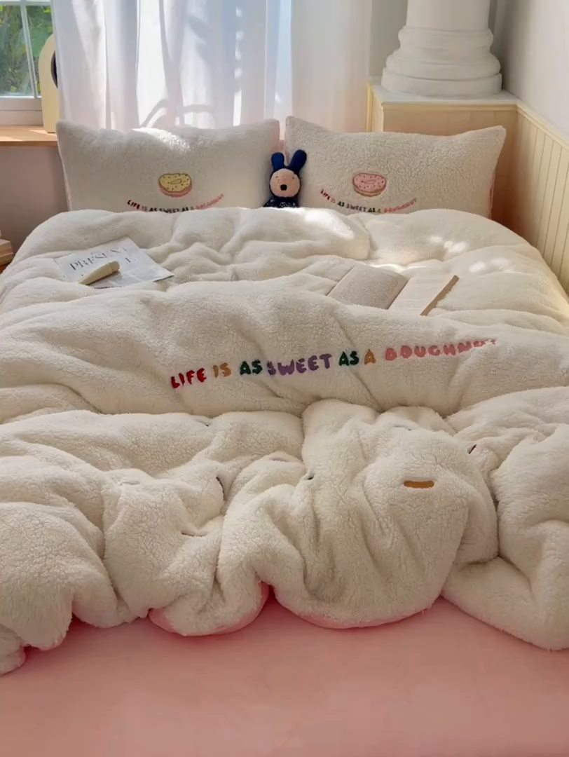 91家纺网 家纺一手货源 找家纺 盼季家纺 2025新款小清新羊羔绒四件套加厚牛奶绒保暖床单被套宿舍三件套 羊羔绒甜甜圈-奶粉