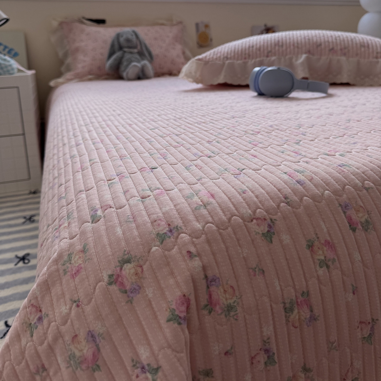 91家纺网 家纺一手货源 找家纺 一加一 2025新款全棉纯棉双层纱田园风单床盖床盖单件单品床盖 花初梦