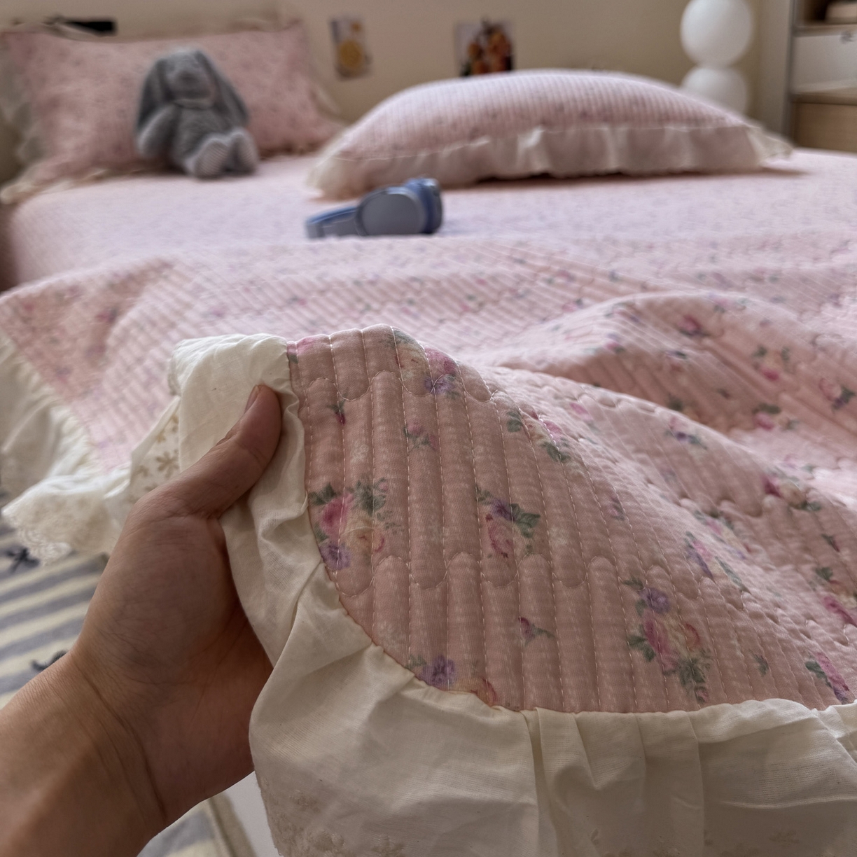 91家纺网 家纺一手货源 找家纺 一加一 2025新款全棉纯棉双层纱田园风单床盖床盖单件单品床盖 花初梦