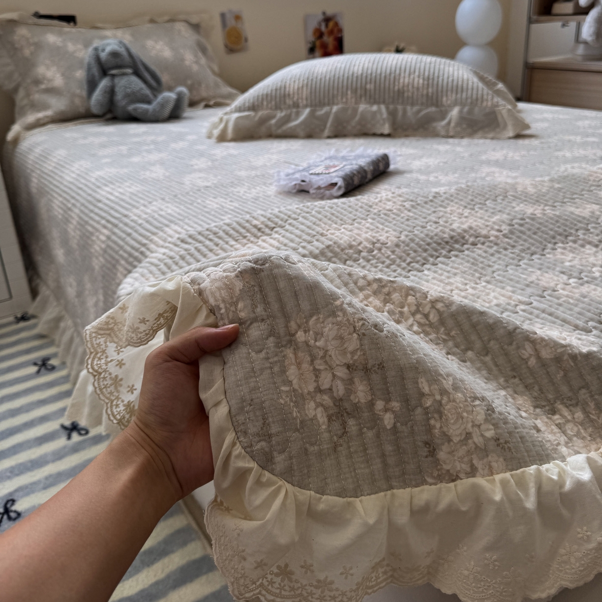 91家纺网 家纺一手货源 找家纺 一加一 2025新款全棉纯棉双层纱田园风单床盖床盖单件单品床盖 花蔓花影-灰