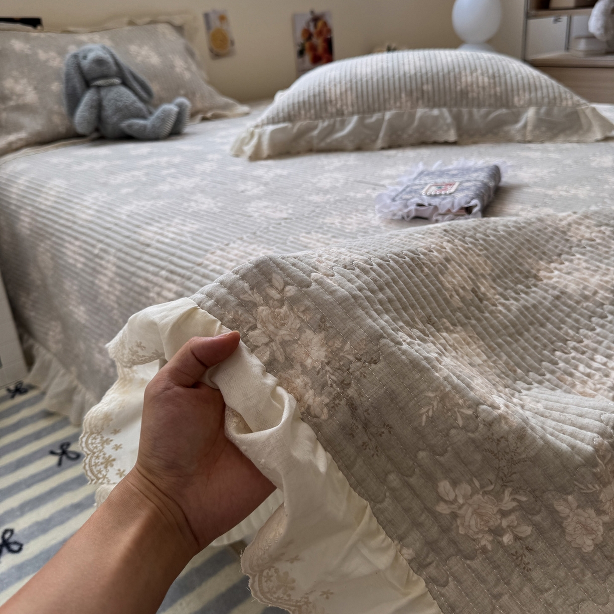 91家纺网 家纺一手货源 找家纺 一加一 2025新款全棉纯棉双层纱田园风单床盖床盖单件单品床盖 花蔓花影-灰