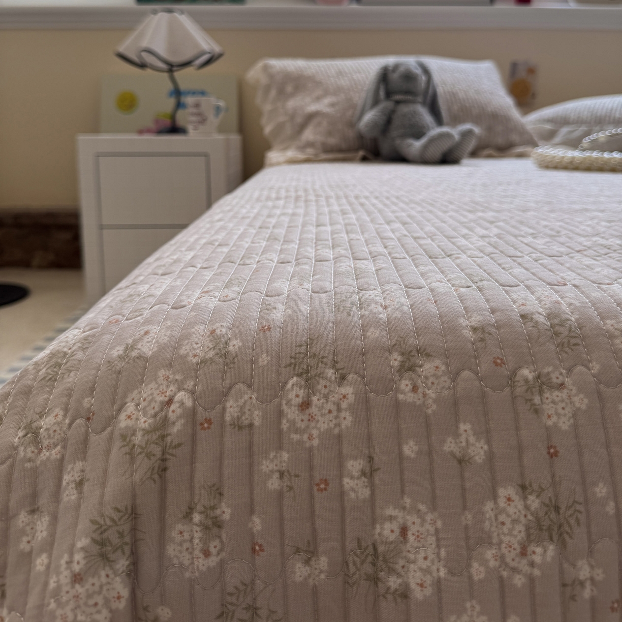 91家纺网 家纺一手货源 找家纺 一加一 2025新款全棉纯棉双层纱田园风单床盖床盖单件单品床盖 杏花小镇-驼