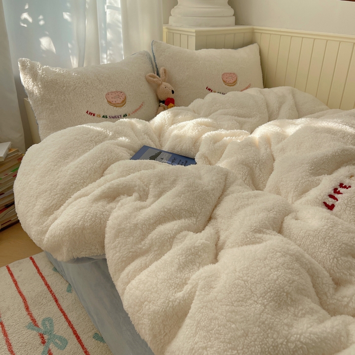 91家纺网 家纺一手货源 找家纺 盼季家纺 2025新款小清新羊羔绒四件套加厚牛奶绒保暖床单被套宿舍三件套 羊羔绒甜甜圈-奶蓝