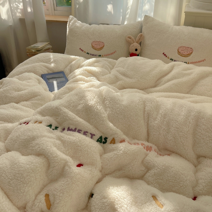 91家纺网 家纺一手货源 找家纺 盼季家纺 2025新款小清新羊羔绒四件套加厚牛奶绒保暖床单被套宿舍三件套 羊羔绒甜甜圈-奶蓝