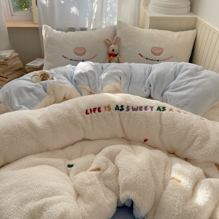 91家纺网 家纺一手货源 找家纺 盼季家纺 2025新款小清新羊羔绒四件套加厚牛奶绒保暖床单被套宿舍三件套 羊羔绒甜甜圈-奶蓝