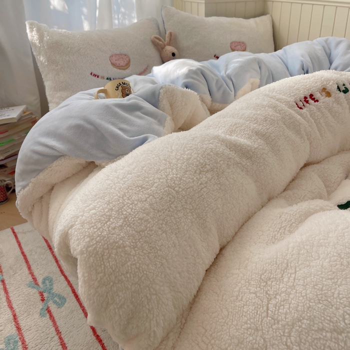 91家纺网 家纺一手货源 找家纺 盼季家纺 2025新款小清新羊羔绒四件套加厚牛奶绒保暖床单被套宿舍三件套 羊羔绒甜甜圈-奶蓝