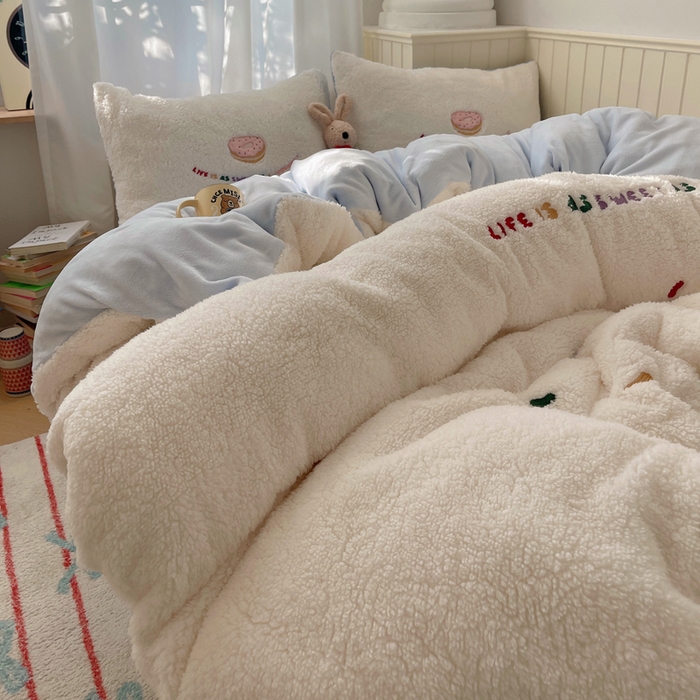 91家纺网 家纺一手货源 找家纺 盼季家纺 2025新款小清新羊羔绒四件套加厚牛奶绒保暖床单被套宿舍三件套 羊羔绒甜甜圈-奶蓝