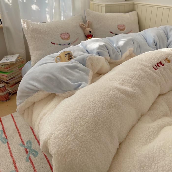 91家纺网 家纺一手货源 找家纺 盼季家纺 2025新款小清新羊羔绒四件套加厚牛奶绒保暖床单被套宿舍三件套 羊羔绒甜甜圈-奶蓝