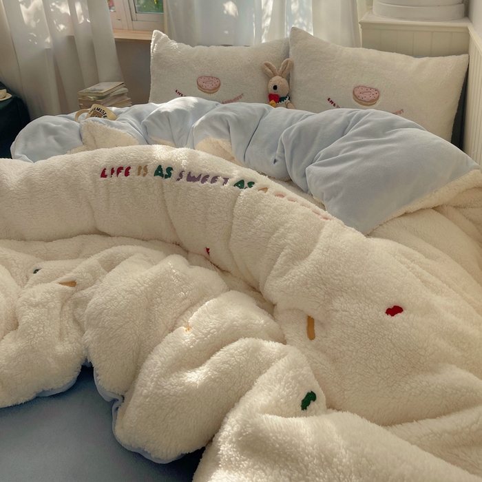 91家纺网 家纺一手货源 找家纺 盼季家纺 2025新款小清新羊羔绒四件套加厚牛奶绒保暖床单被套宿舍三件套 羊羔绒甜甜圈-奶蓝