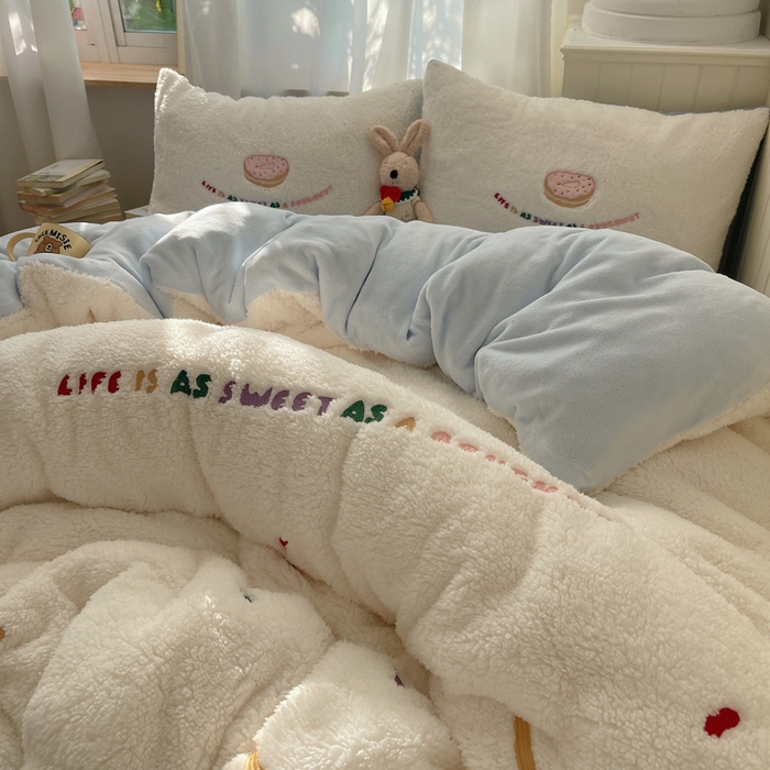 91家纺网 家纺一手货源 找家纺 盼季家纺 2025新款小清新羊羔绒四件套加厚牛奶绒保暖床单被套宿舍三件套 羊羔绒甜甜圈-奶蓝