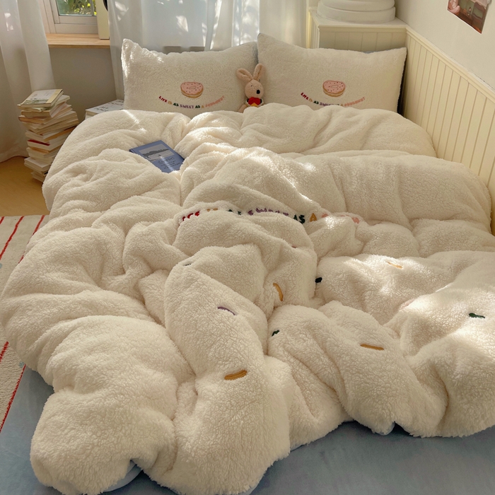 91家纺网 家纺一手货源 找家纺 盼季家纺 2025新款小清新羊羔绒四件套加厚牛奶绒保暖床单被套宿舍三件套 羊羔绒甜甜圈-奶蓝