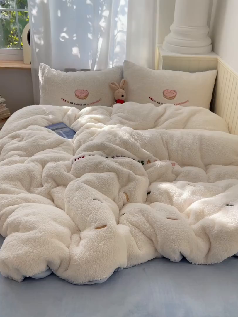 91家纺网 家纺一手货源 找家纺 盼季家纺 2025新款小清新羊羔绒四件套加厚牛奶绒保暖床单被套宿舍三件套 羊羔绒甜甜圈-奶蓝