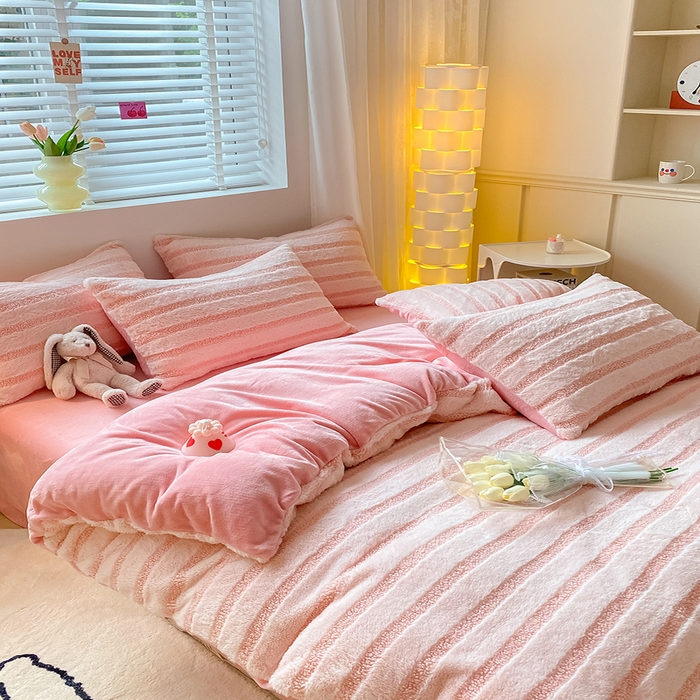 91家纺网 家纺一手货源 找家纺 （总）摩妮卡 2025新款加厚兔兔绒牛奶绒四件套-洛丽塔系列