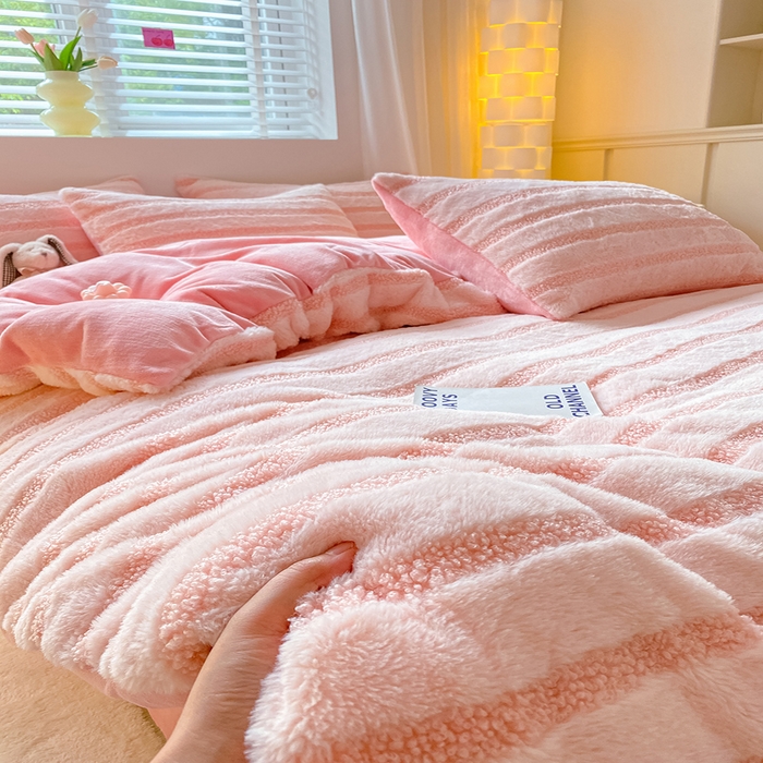 91家纺网 家纺一手货源 找家纺 （总）摩妮卡 2025新款加厚兔兔绒牛奶绒四件套-洛丽塔系列