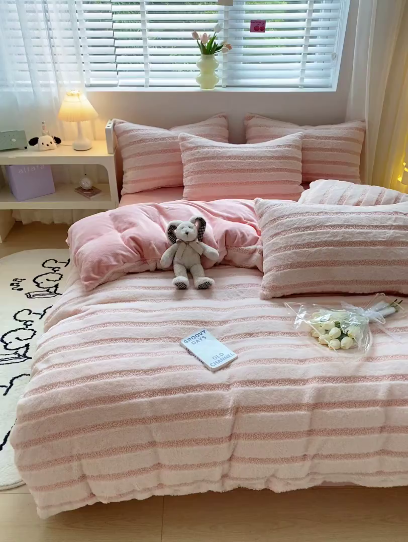 91家纺网 家纺一手货源 找家纺 （总）摩妮卡 2025新款加厚兔兔绒牛奶绒四件套-洛丽塔系列