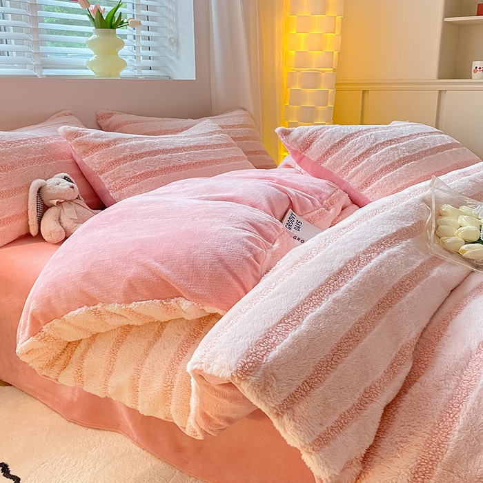 91家纺网 家纺一手货源 找家纺 摩妮卡 2025新款加厚兔兔绒牛奶绒四件套-洛丽塔系列 洛丽塔-妮妮粉