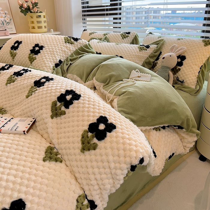 91家纺网 家纺一手货源 找家纺 （总）摩妮卡 2025新款提花豆豆绒卡通印花牛奶绒四件套,花域悠然,缤纷兔,草莓兔,多米熊,芬然,乖乖虎,黑糖奶牛,花间兔,恋心,铃兰花语,马利蓝,蔓茵绿,萌趣狗,萌兔花园,梦幻小兔,梦里繁花,奶白咖,奶白绿,柔伊,甜莓季节,兔兔物语,兔小宝,喜多熊,香榭粉,芽蜜,颜淡,耀目灰,组合图